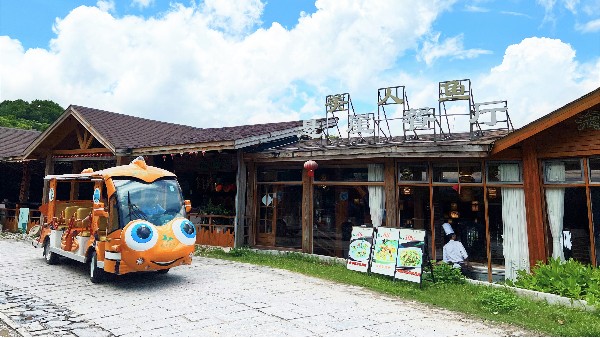 獨特的風景線，來“青羅灣”乘坐瑪西爾小丑魚造型車