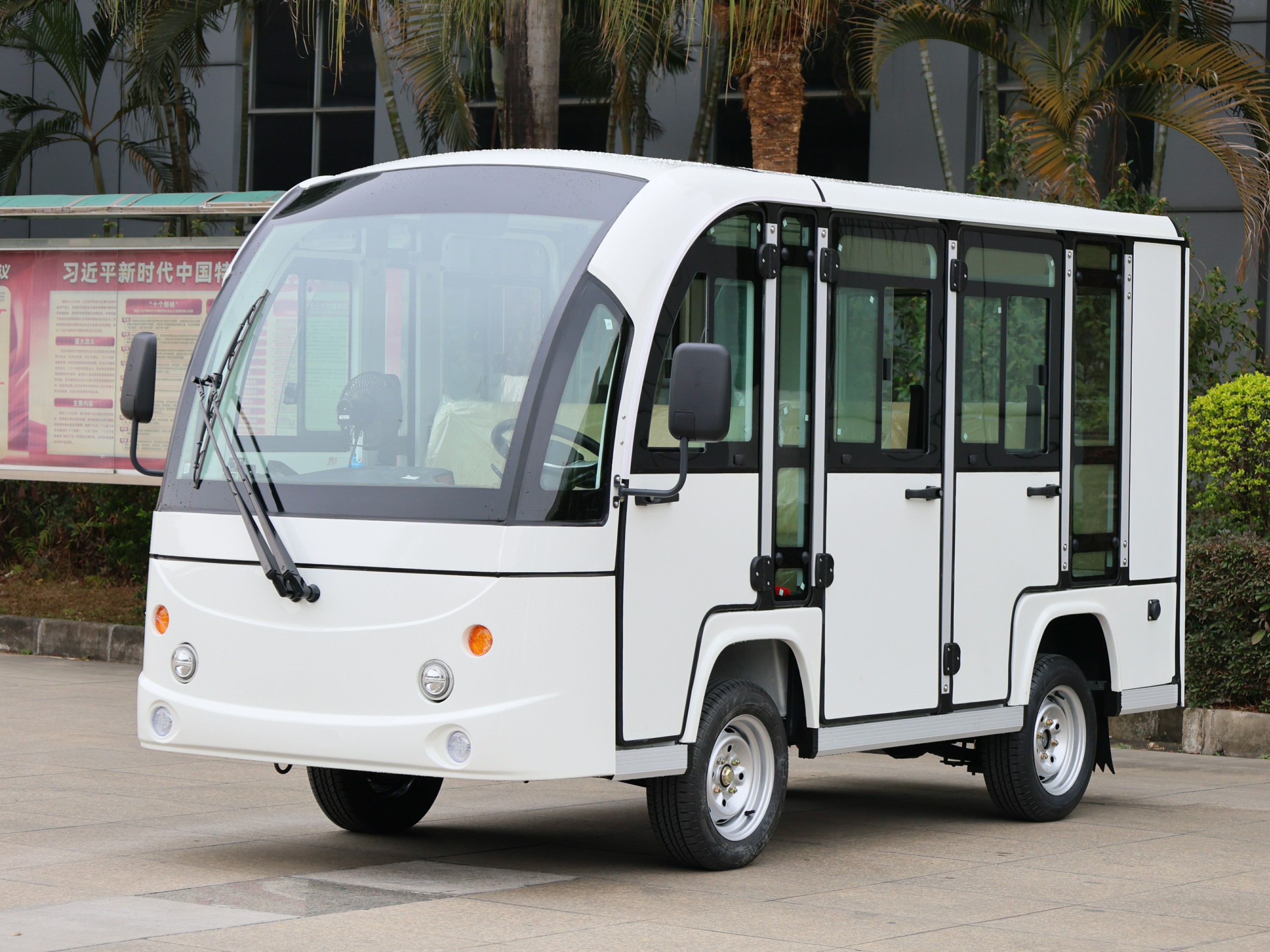 八座封閉電動(dòng)觀光車