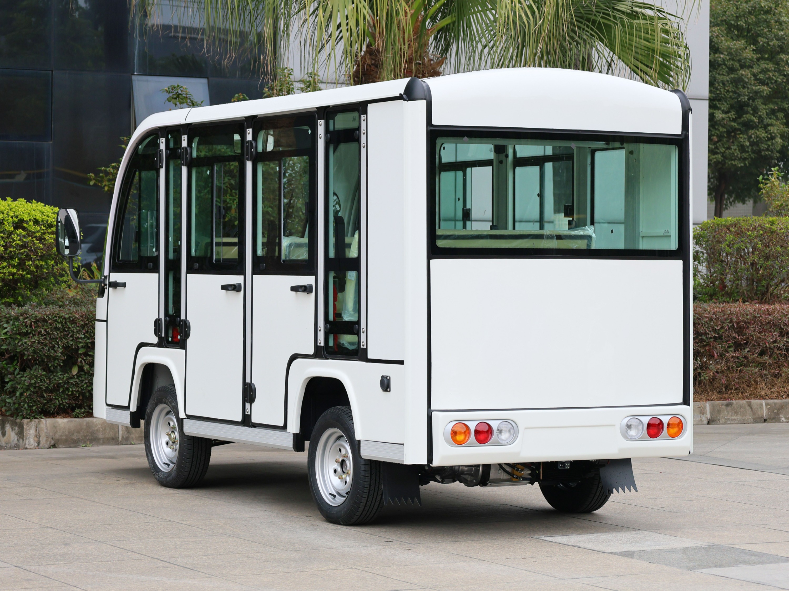 八座封閉電動(dòng)觀光車