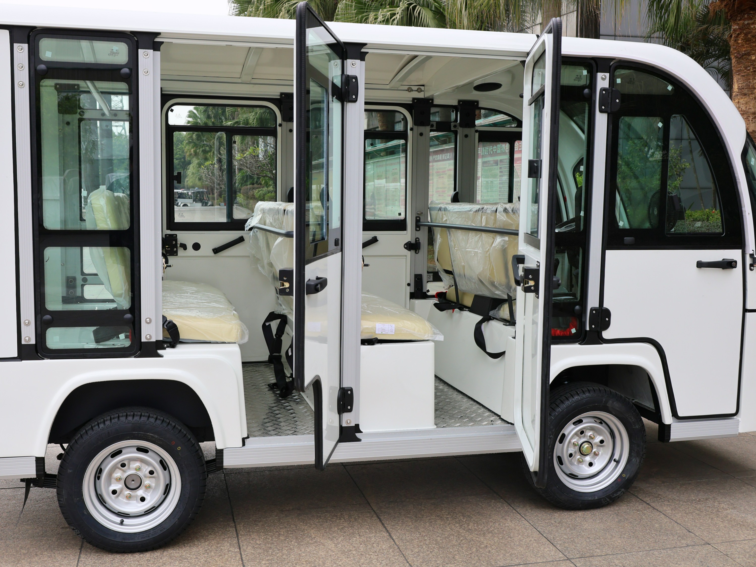 八座封閉電動(dòng)觀光車